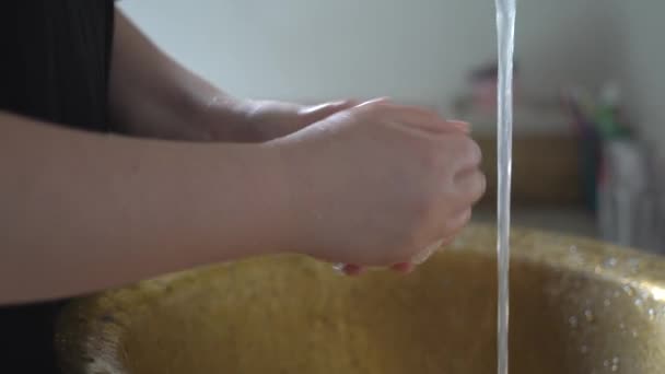 Mladá žena myje čerstvé zelené jablko pod tekoucí vodou — Stock video