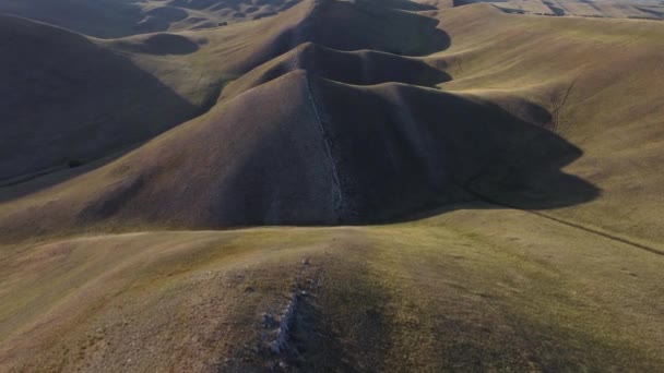 Luchtfoto van de Long Mountains Ridge. Het begin van de Oeral bergen. Regio Orenburg. — Stockvideo