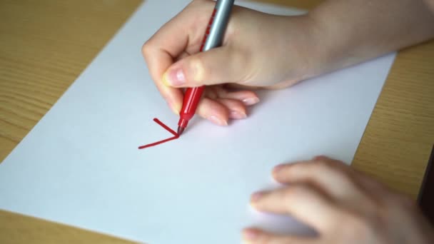 Jonge vrouw schrijft het woord JA in rode marker op een wit velletje papier — Stockvideo