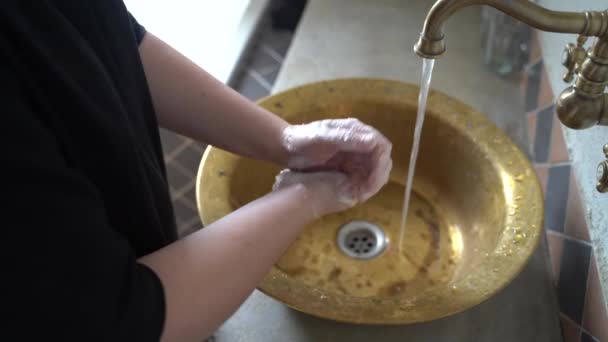 Ung kvinna tvätta händerna med tvål på nära håll — Stockvideo