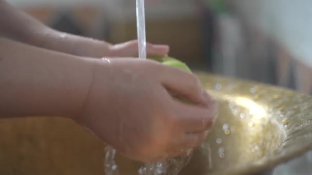 年轻女子在自来水下洗青苹果 — 图库视频影像