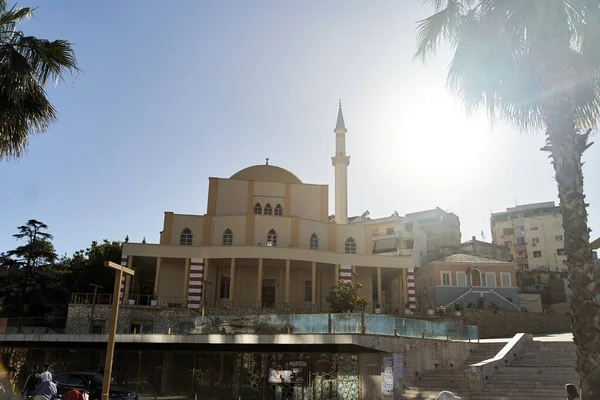 Durres, Albanie - 05.18.2021 : La Grande Mosquée de Durres. Place avec fontaines devant la mosquée Xhamia — Photo