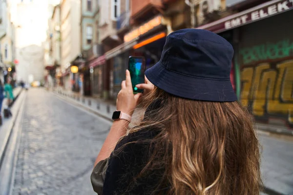 ISTANBUL, TÜRKEI - 08.05.2021: Junge Frau fotografiert mit ihrem Handy die Sehenswürdigkeiten Istanbuls — Stockfoto