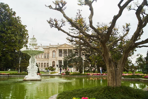 İstanbul 'daki Dolmabahce Sarayı' nın muhteşem mimarisinin manzarası.