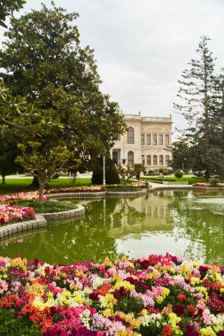 İstanbul 'daki Dolmabahce Sarayı' nın muhteşem mimarisinin manzarası.