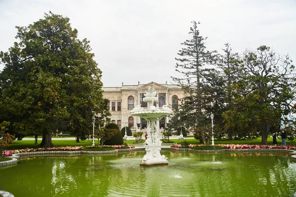 Vista de la increíble arquitectura del Palacio Dolmabahce en Estambul. — Foto de Stock