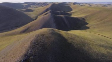 Uzun Dağlar Tepesi 'nin havadan görünüşü. Ural dağlarının başlangıcı. Orenburg bölgesi.