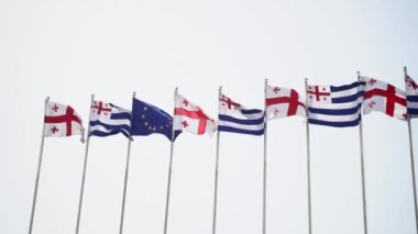 Bayrak direğinde dalgalanan Gürcistan ve AB bayrakları