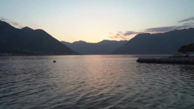 Kotor Körfezi manzarası. Kotor Körfezi 'nde günbatımı.