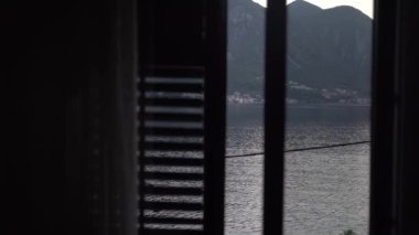 Pencereden Kotor Körfezi 'ne bak. Kotor Körfezi 'nde günbatımı.