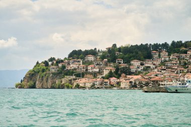 Gölün kıyısındaki eski Ohri kasabasının manzarası. Kuzey Makedonya