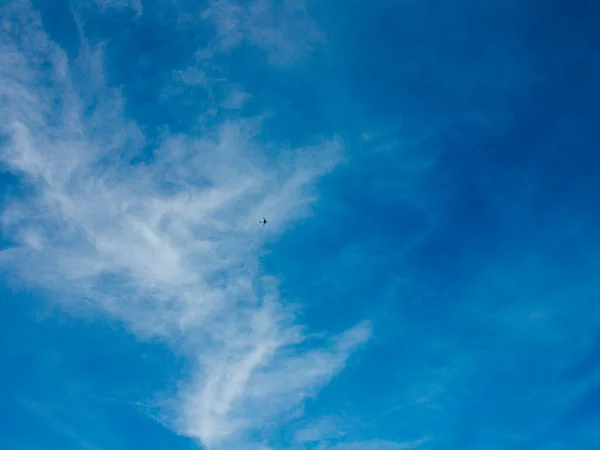 Avion Sur Fond Ciel Bleu Avec Légers Nuages Rares Fond — Photo