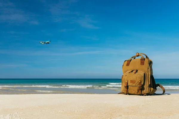 Стильний Рюкзак Білосніжному Порожньому Пляжі Біля Моря Літаком Задньому Плані Стокова Картинка