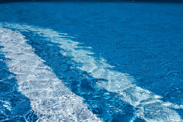 Кроки Басейну Блакитна Чиста Вода Відкритому Басейні Безпечний Спуск Басейну Ліцензійні Стокові Зображення