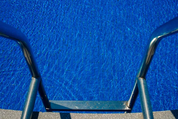 수영장으로의 수영장의 수영장으로의 배경에 계단이 모양도 시력도 좋습니다 표면에 튕기는 스톡 사진
