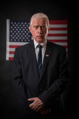 Amerikan başkanlık seçimleri 2020 'de Amerikan Yıldızları ve Şeritleri ile karanlık arka planda, başarılı olgun adam, karakter, oyuncu, Demokrat, Cumhuriyetçi.