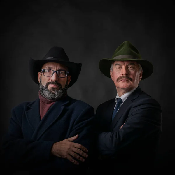 Два Зрелых Мужчины Богатые Джентльмены Бородами Усами Темной Одежде Пальто — стоковое фото