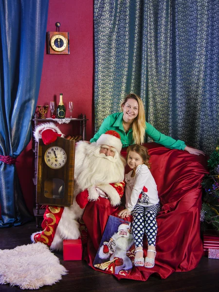 Santa Claus gratulerar människor — Stockfoto