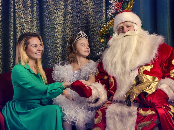 Weihnachtsmann gratuliert den Menschen — Stockfoto