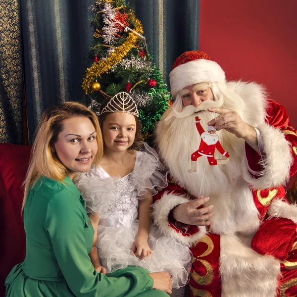 Weihnachtsmann gratuliert den Menschen — Stockfoto