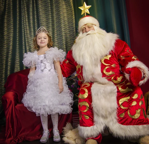 Weihnachtsmann gratuliert den Menschen — Stockfoto