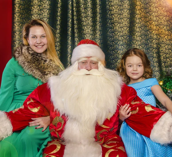 Weihnachtsmann gratuliert den Menschen — Stockfoto