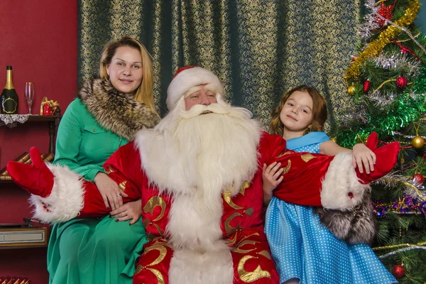 Santa Claus feliciteert mensen — Stockfoto