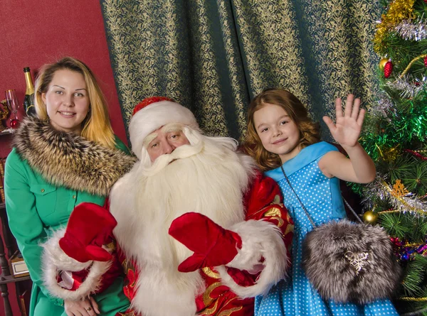 Santa Claus congratulates people — Stock Photo, Image