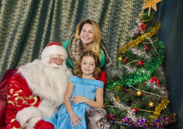 Santa Claus felicita a la gente —  Fotos de Stock