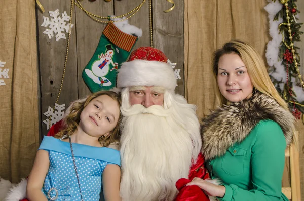 Santa Claus felicita a la gente —  Fotos de Stock