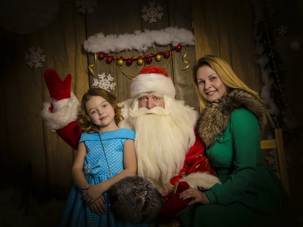 Santa Claus felicita a la gente —  Fotos de Stock