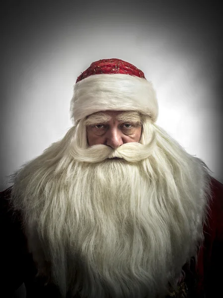 Deze Santa Claus feliciteert met een grijze achtergrond — Stockfoto