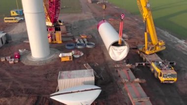 Rüzgâr enerjisi kule değirmeni inşaat halinde. Yel değirmeninin direğini monte eden kule. Yeşil, temiz, yenilenebilir enerji. Hava görüntüleri.