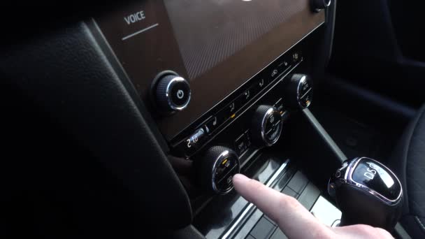 Mann schaltet Auto-Klimaanlage ein Klimaanlagen im Auto — Stockvideo