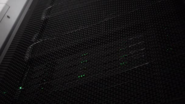 Provider serverkast. Onderaanzicht. Donkere supercomputer 2021. — Stockvideo