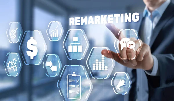 Bemerkenswertes digitales Marketingkonzept. Geschäftsmann drückt Remarketing auf virtuellen Bildschirm. — Stockfoto