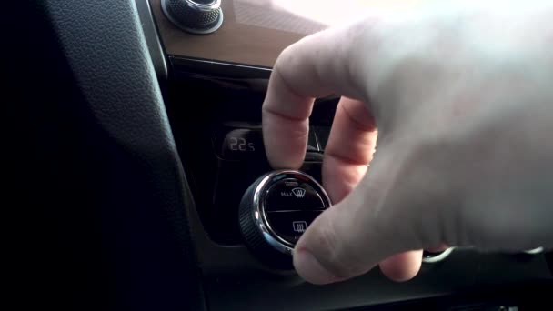 Hombre encendiendo el aire acondicionado del coche. Vista de abajo. Sistemas de aire acondicionado en un coche — Vídeos de Stock