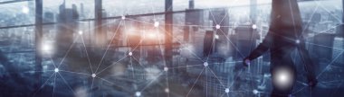 Genel ağ bağlantısı. Modern şehir arkaplanındaki insanları siluetler.