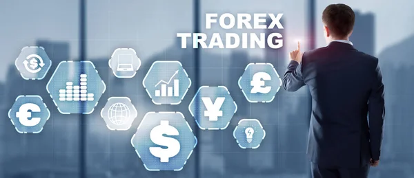 Ο άνθρωπος σε ένα σακάκι κλικ σε μια εικονική οθόνη επιγραφή Forex Trading. — Φωτογραφία Αρχείου