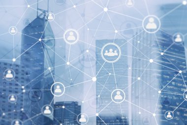 Akıllı şehir ve sosyal medya mensupları modern şehir arka planında iletişim ağını simgeliyor.