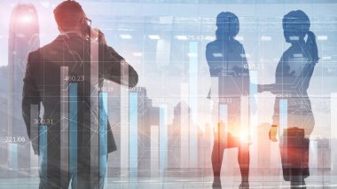 İnsanların siluetlerinin olduğu bir piyasa çizelgesi. Yatırım ticareti iş zekası kavramı.