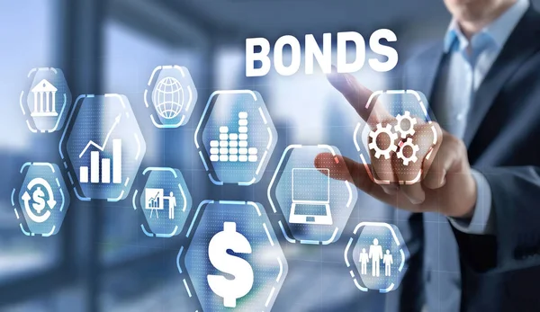 Koncepcja obligacji korporacyjnych. Mężczyzna wciska palec na napis Obligacje. — Zdjęcie stockowe