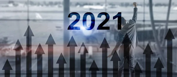 Новий рік 2020 Бізнесмен на фоні літака з піднятою рукою . — стокове фото
