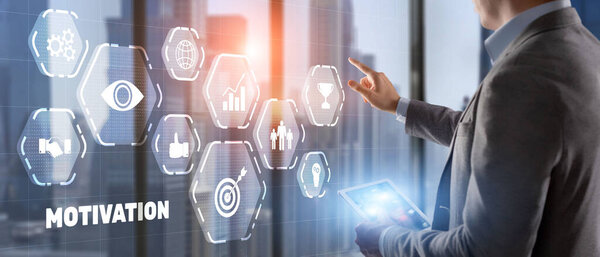 Концепция мотивации. Человек в куртке нажимает на виртуальную надпись экрана Мотивация.
