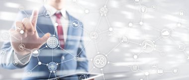 Sanal ekranda teknoloji endüstriyel iş akışı organizasyon yapısı. IOT akıllı endüstri konsepti karışık medya diyagramı.
