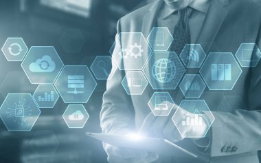 Hologram ekranında çift Pozlama Diyagramları ve simgeleri. İş adamları ve veri merkezi arka planı.