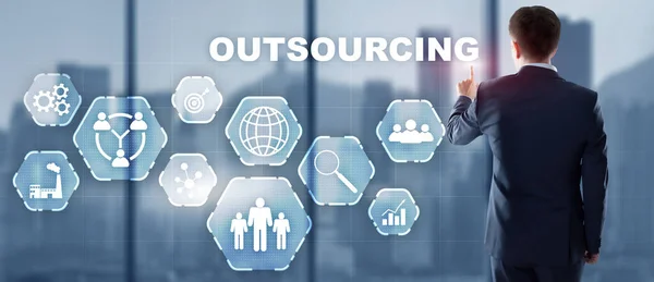 Koncepcja outsourcingu zasobów ludzkich w zakresie technologii biznesowych 2021. — Zdjęcie stockowe