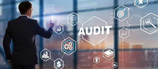 Audit Business Technology e concetto di Internet. Uomo d'affari toccare iscrizione dito. — Foto Stock