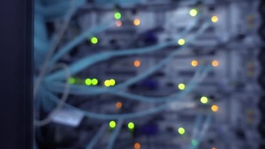 Geceleri parlayan odaksız elektrik lambaları. Göz kırp yeşil lamba.