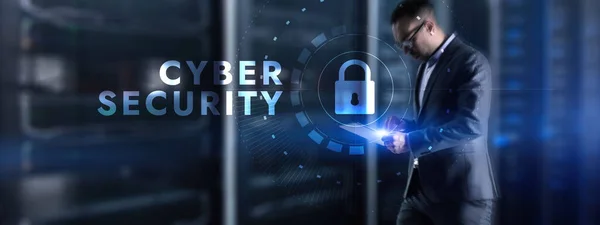 Cybersäkerhetskoncept. IT-ingenjör i datacenter — Stockfoto